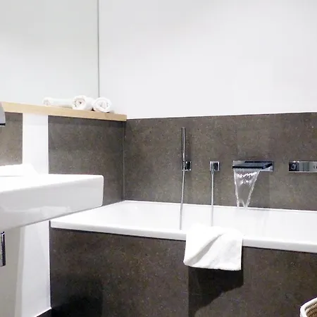 Pool Und Sauna Mit Meerblick, Direkt An Der Seebruecke - First 3 8 Sellin (Rugen)